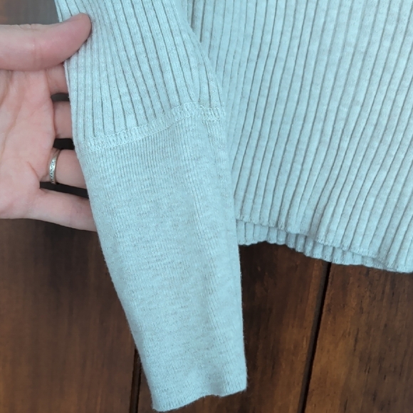 GAP Women's Cream/Tan Turtleneck Sweater - Picture 4 of 5